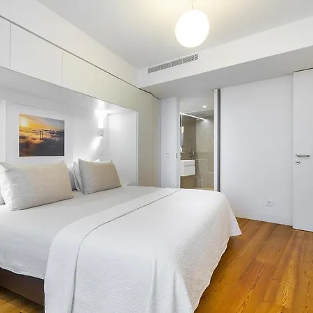 Whome View Penthouse Luxurious Living In With Ac & Elevator *